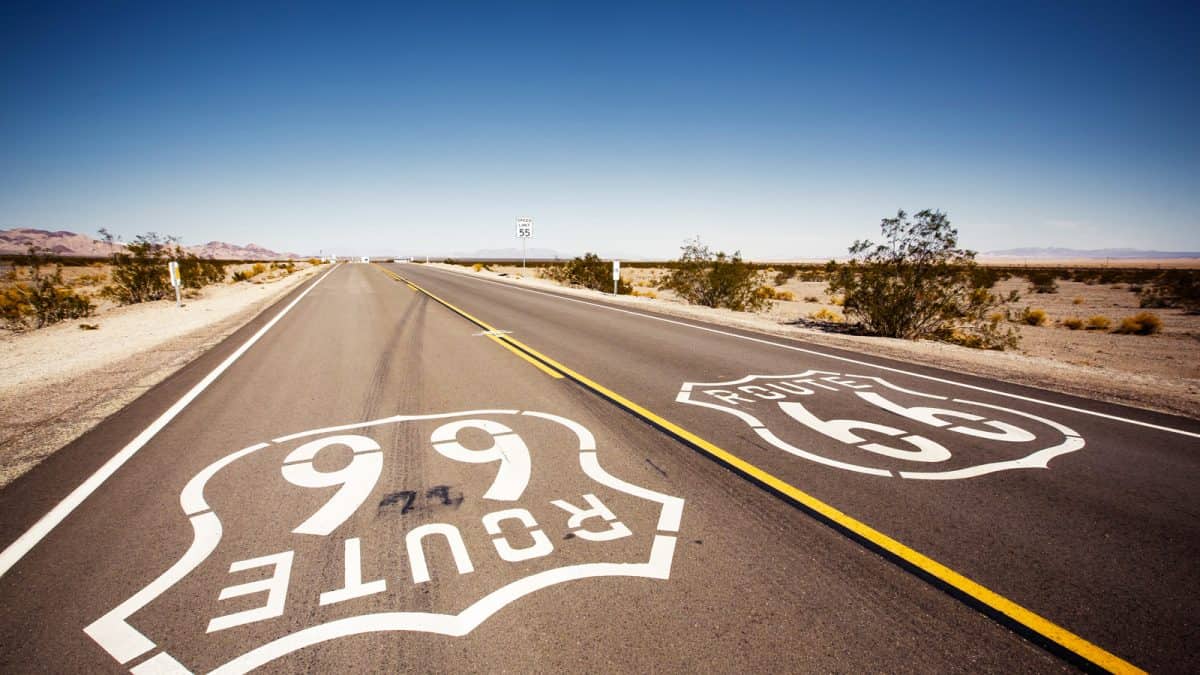 Famous Route 66 landmark on the road in Californian desert 1600x900